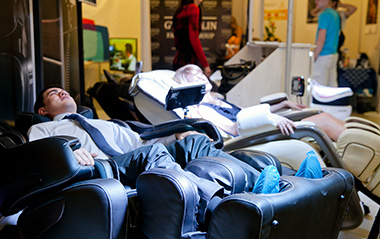 Як масажні крісла можуть допомогти вам боротися з безсоння вдома